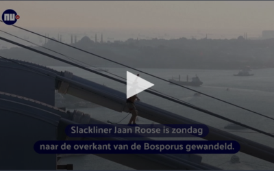 Slackliner steekt Bosporus bij Istanboel over